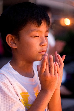 Dječak prakticira Falun Gong meditaciju. (Shaoshao Chen/The Epoch Times)