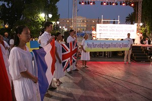 Pristalice Štafete za ljudska prava nose transparente i parole ispred grčkog parlamenta na ceremoniji otvaranja Štafete za ljudska prava 9. avgusta 2007. (Jan Jekielek/The Epoch Times)