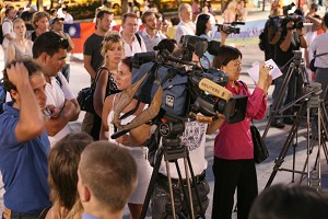 Mediji prate ceremoniju otvaranja Štafete za ljudska prava 9. avgusta 2007. (Jan Jekielek/The Epoch Times)