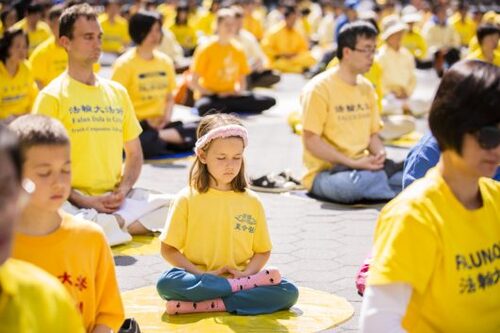 Ljudi izvode Falun Dafa sjedeću meditacijsku vježbu (Reprezentativna slika). Zaslugom: Minghui.org