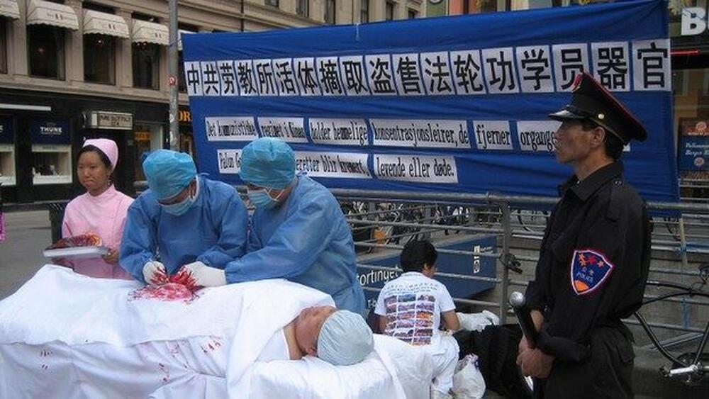 Falun Gong praktikanti uprizoruju prisilno oduzimanje organa u Oslu, glavnom gradu Norveške.