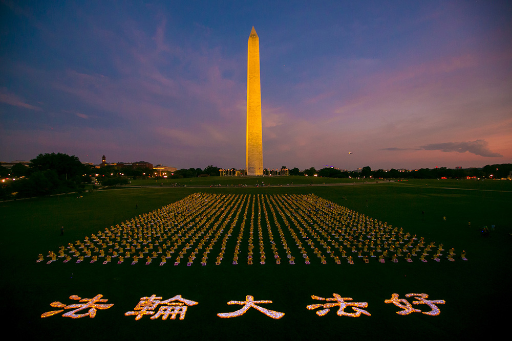 Preko hiljadu Falun Gong praktikanata na bdijenju uz svijeće kod Washington Monumenta 21. jula 2022.