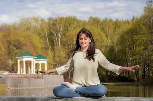 Natalija Minenkova meditira u parku u Moskvi, juli 2022. godine