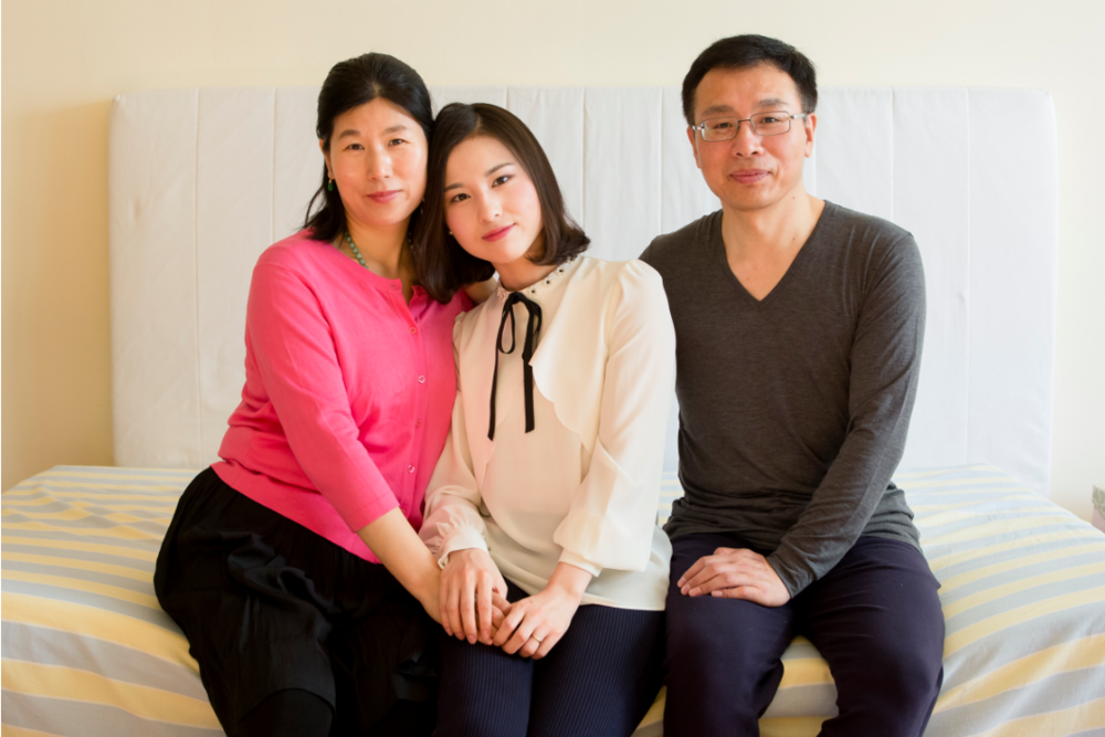 (S lijeva na desno) Wang Huijuan, Li Fuyao i Li Zhenjun u svojom novom domu u njujorškom Queensu 2017. godine. Obitelj je izbjegla iz Kine 2014. da bi im bio joj omogućen azil nakon dugogodišnje razdvojenosti i tortura zbog prakticiranja Falun Gonga.