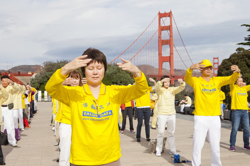 Praktikanti Falun Gonga izvode tradicionalne kineske qigong vježbe