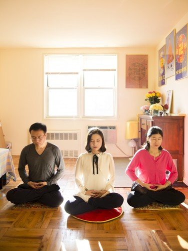 Li Zhenjun, Li Fuyao i Wang meditiraju u svojoj kući u Queensu, Njujork. (Samira Bouaou / Epoch Times)