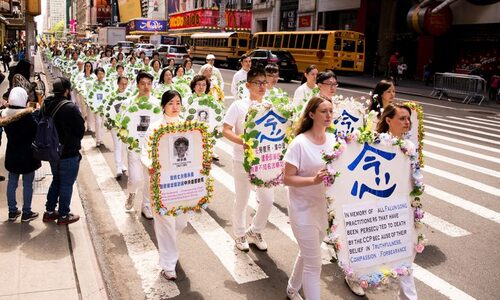 Falun Gong praktikanti nose vijence s fotografijama onih koji su ubijeni u Kini zbog svojeg vjerovanja. Parada u New Yorku, 12 svibnja 2017. (Samira Bouaou/The Epoch Times)