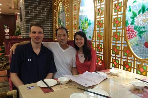 S lijeva na desno: Jeff (Daniellin suprug), g. Wang i Danielle (Minghui.org)