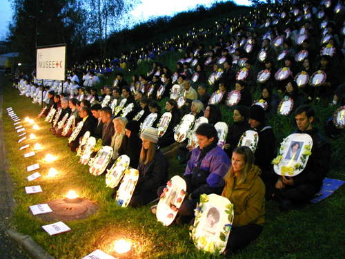 Falun Dafa praktikanti na tihom protestu sa svijećama pred zgradom UN-a u Ženevi (april 2001. godine)