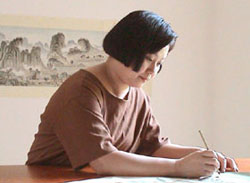 Svjedok optužnice je i poznata umjetnica g. Cuiying Zhang, koja je bila mučcena u kineskim zatvorima.