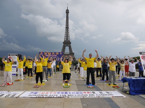 Zajednička vježba Falun Gong praktikanata ispod Ajfelovog tornja u Parizu